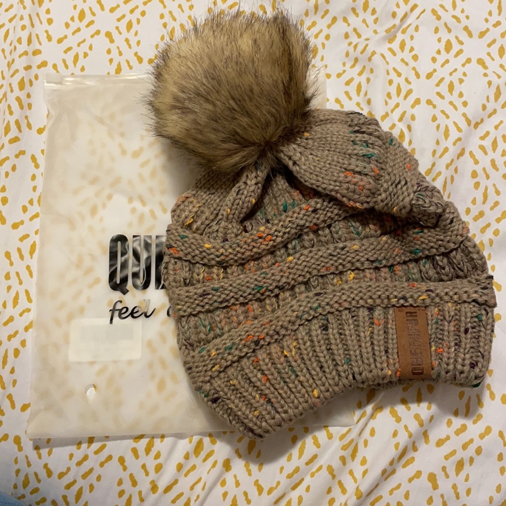QUEENFUR Women’s Hat with detachable Faux Fur Poof. Excellent Quality, NWT/NW.